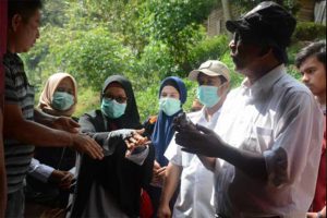 Cegah Covid-19, Hand Sanitizer Dibagikan Sambil Mengedukasi Warga
