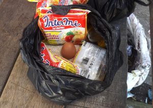 Parah, Bantuan Sembako di Kelurahan WEK V,  Sidimpuan  1 Butir Telur