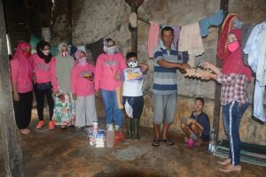 Peduli Gideon, Komunitas Perempuan Tabagsel Salurkan Bantuan