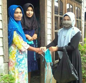 Peduli Kesehatan Warga, Serma Tapsel Bagi Ratusan Masker