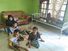 Suami Stroke, Suratmi Rawat 4 Anaknya  Yang Lumpuh Layu