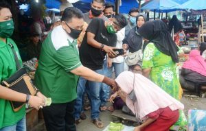 Politisi PKB Bagi-Bagi Uang ke Ratusan PKL dan Penarik Betor, Wali Kota Kapan?