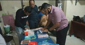 Petugas kepolisian sedang memeriksa barang bukti di Mapolres Padangsidimpuan