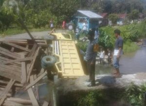 Jembatan Ambruk, Truck Bermuatan Semen Masuk ke Sungai di Tapsel