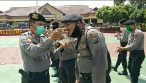 Di HUT Bhayangkara, Kue dan Nasi Kotak Dari Kapolres Untuk Personil Yang Sedang BKO ke Madina