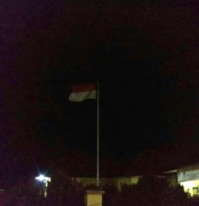 Miris, Bendera Merah Putih Dibiarkan Berkibar Hingga Tengah Malam di Sidimpuan