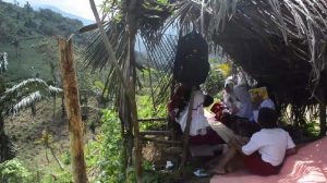 Demi Belajar Online, Puluhan Siswa SD dan SMP Ini Cari Sinyal di Tepi Jurang