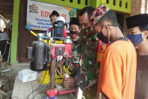 Babinsa di Mojokerto Ini Kreatif, Sulap Limbah Kayu Jadi Karya Bermutu