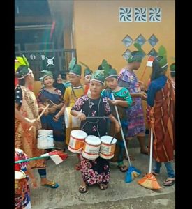 Pawai Unik di Sidimpuan, Drumband Dari Kaleng Cat Hingga Anak-Anak Pakai Kain Sarung