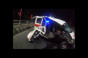 Ambulance Pembawa Pasien Tabrak Pembatas Jalan