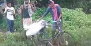 Dikucilkan Warga, Anak Ini Angkut Jenazahnya Ayahnya Sendirian, Diikat dalam Karung Pakai Sepeda