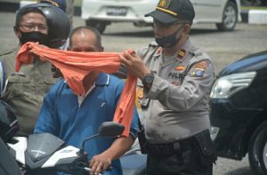 Gugup Terjaring  Operasi Yustisi, Pengendara Sepedamotor di Sidimpuan Nekat Pakai Kaos Ganti Masker