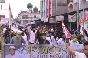 Ratusan Massa Pendukung Antarkan Sukhairi Nasution-Atika Azmi Daftar ke KPU Madina