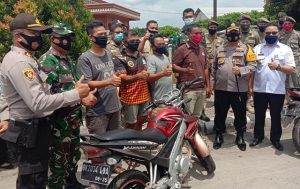 Pelanggar Protokol Kesehatan Disanksi Bersihkan Masjid Dan Gereja