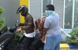 Jenazah Pasien COVID-19 Dibawa Pulang Menggunakan Sepedamotor