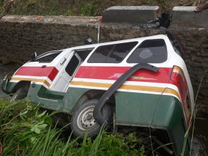 Hilang Kendali, Mobil Angkutan Desa Masuk Parit, Satu Tewas