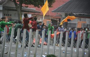 Massa Lempar Kantor DPRD Sidimpuan Dengan Batu