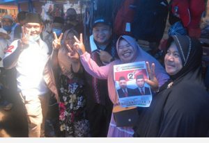 Blusukan ke Pasar, Dolly Pasaribu Diteriaki Warga “Bupati”