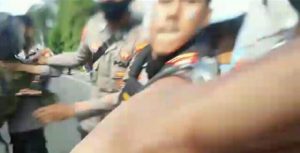 Aksi Ratusan Mahasiswa di Depan Mapolres Ternate Berujung Bentrok, Oknumm  Polisi Rampas Ponsel Wartawan