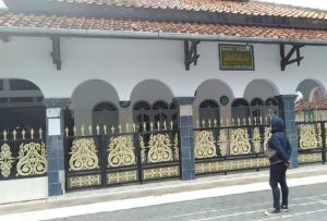 Biadab!. Perempuan Lansia Dianiaya OTK Saat Menunaikan Salat