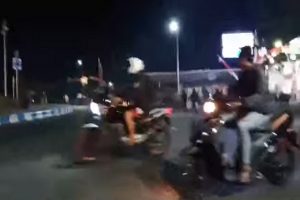 Panik, Pengendara Sepeda Motor Nyaris Tabrak Polisi