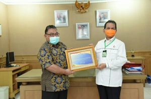 Bupati Tapsel Terima Penghargaan Dari Pemerintah RI