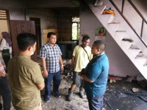 Merasa Prihatin, Dolly Pasaribu Kunjungi Korban Kebakaran di Batangtoru