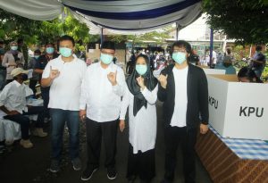 Didampingi Istri dan Anak, Akhyar Nasution Berjalan Kaki ke TPS