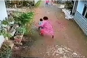 Gegara Bunga, Seorang Balita Dianiaya Tetangga