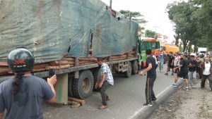 Truk Fuso Laga Kambing Dengan Bus Pariwisata di Jalinsum Pematangsiantar-Perdagangan 7 Luka