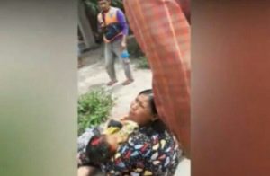 Viral, Video Ibu-Ibu di Madina Minta Tolong Bawakan Anaknya ke Rumah Sakit Dicuekin Warga
