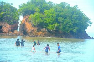Akhiri Libur Panjang, Pantai Batu Rusa di  Mandailing Natal Jadi Tujuan Warga