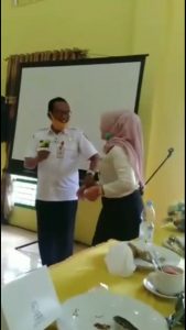 Update Wali Kota Sidimpuan Bergoyang di Tengah Pandemi COVID-19: Tanpa Sungkan, Kadis Kominfo Pegang Tangan Dan Berjoget Bersama Seorang Perempuan