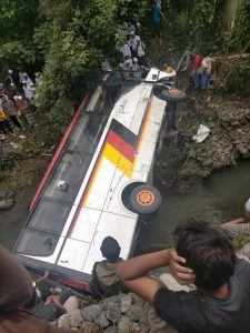 Bus Pariwisata Dari Medan Tujuan Sumbar Masuk Jurang di Muara Mais, Madina