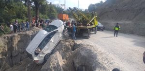 Hilang Kendali, Mobil Polisi Masuk Jurang