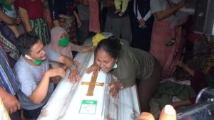 Isak Tangis Warnai Kedatangan Jenazah Pratu Martinus Sinurat