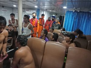 Kapal Ikan Tenggelam Dihantam Badai, 19 ABK Selamat di Pulau Talam Sibolga