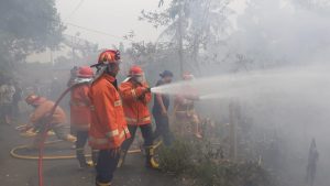 Anak Bakar Keset Kaki, Rumah Manurung Hangus