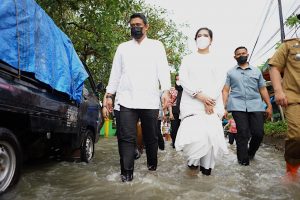 Basah-basahan, Bobby Nasution Bawa Istri Tinjau Banjir di Medan