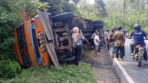 Rem Blong, Mobil Pengangkut Barang Klontong Terjungkal di Simirik, Padangsidimpuan
