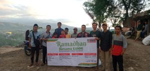 Berkah Ramadhan, KAMMI Bagi-Bagi Takjil Untuk Pemulung di Sidimpuan