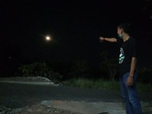 Warga Sidimpuan Saksikan Gerhana Bulan