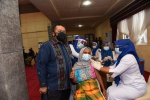 Antusiasnya Para Lansia di Tapsel Ikuti Vaksinasi Massal