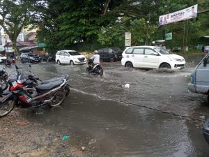 Drainase Buruk, Air Selokan Meluap ke Badan Jalan di Simpang Panyanggar Sidimpuan