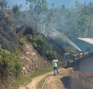 Gunung Setan di Kampung Darek Sidimpuan Terbakar, Warga Panik