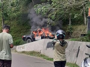 Heboh, Mobil Mantan Pejabat Pemkot Sidimpuan Terbakar di Tapsel