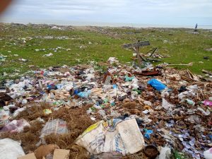 Miris! Ratusan Kubit Sampah Menumpuk di Bibir Pantai Batahan Madina