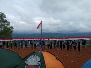 Bendera Merah Putih Sepanjang 20 Meter Berkibar di Puncak Bukit Teletabis, Sidimpuan