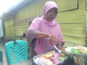 Rosmina Nasution, Penjual Kue Keliling Yang Bertahan Hidup di Tengah Ganasnya COVID-19