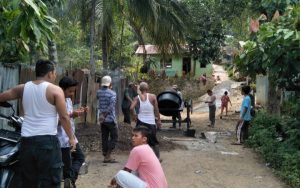 Diabaikan Pemerintah, Warga di Sidimpuan Gotong Royong Perbaiki Jalan Rusak